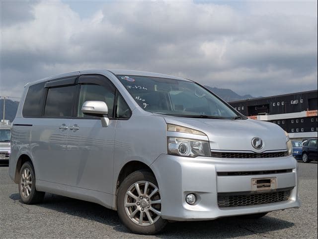 Toyota Voxy — photo 1 of 16