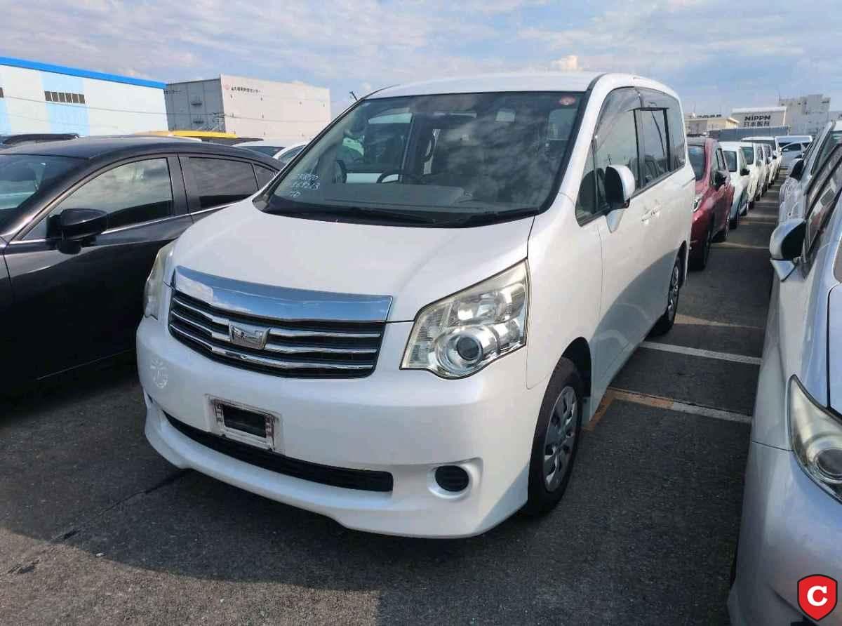 Toyota Noah — photo 1 of 15