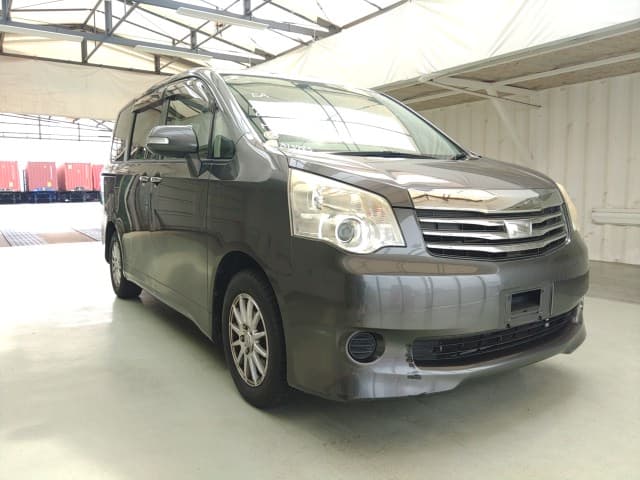 Toyota Noah — photo 1 of 38
