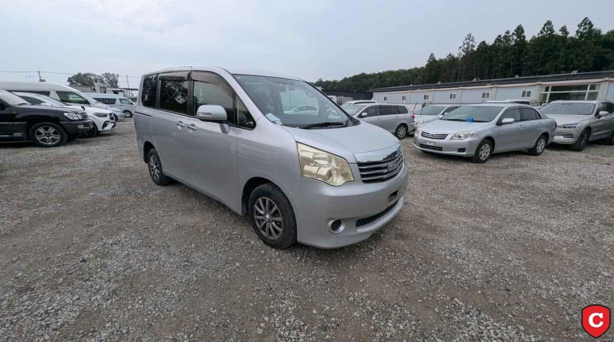 Toyota Noah — photo 1 of 22